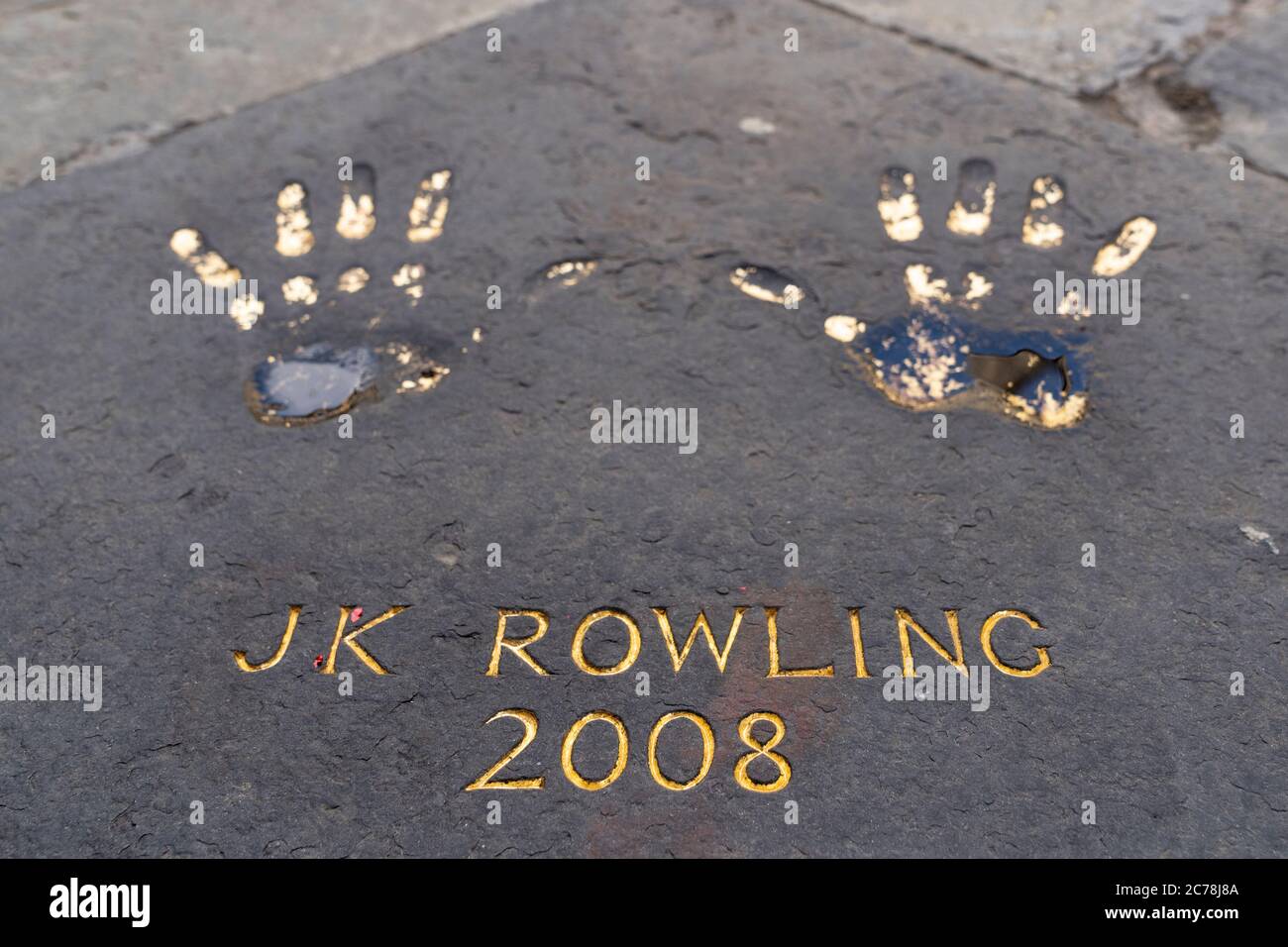 JK Rowling Handprints , eine der Edinburgh Award Handprints außerhalb von City Chambers in der Altstadt von Edinburgh, Schottland, Großbritannien. Mit Handabzügen von Well Stockfoto