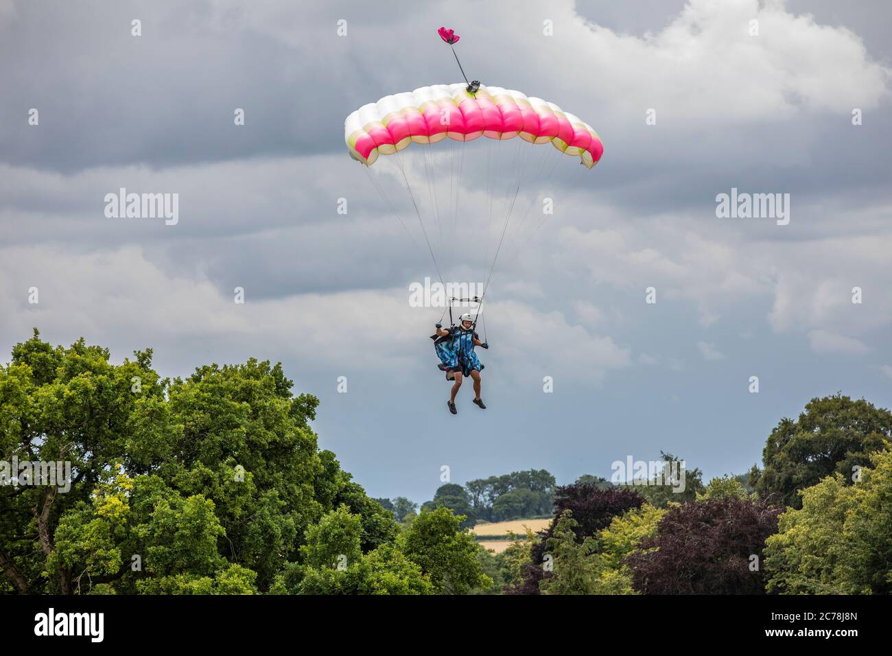 Fallschirmspringer von Wingsuited fallen im Norden Wessex Downs Teil einer Ausstellung für den Air Sports Group Experience Day in Andover, England, Vereinigtes Königreich. Stockfoto