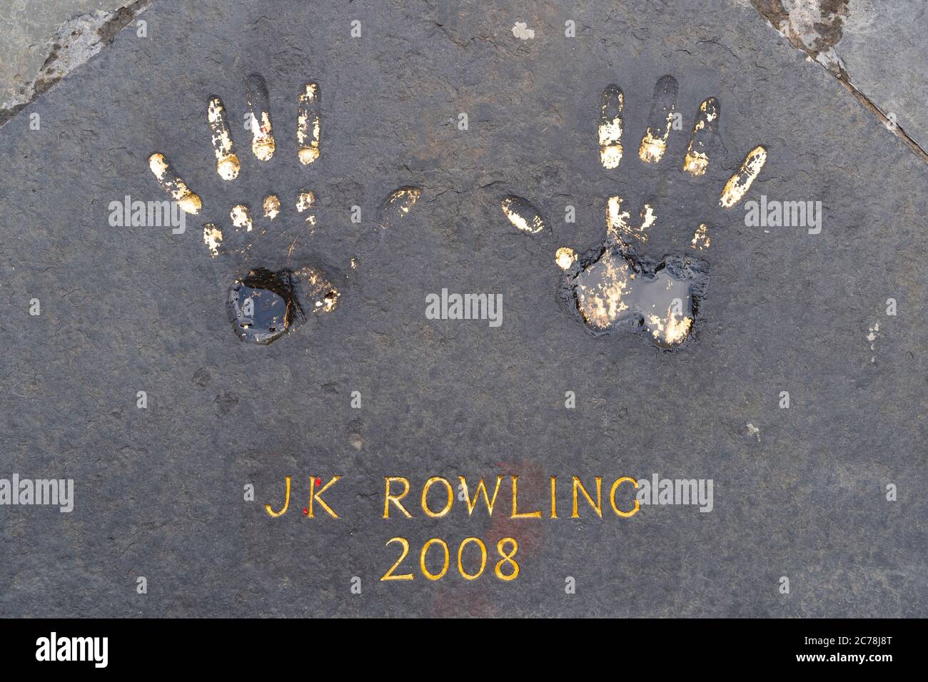 JK Rowling Handprints , eine der Edinburgh Award Handprints außerhalb von City Chambers in der Altstadt von Edinburgh, Schottland, Großbritannien. Mit Handabzügen von Well Stockfoto