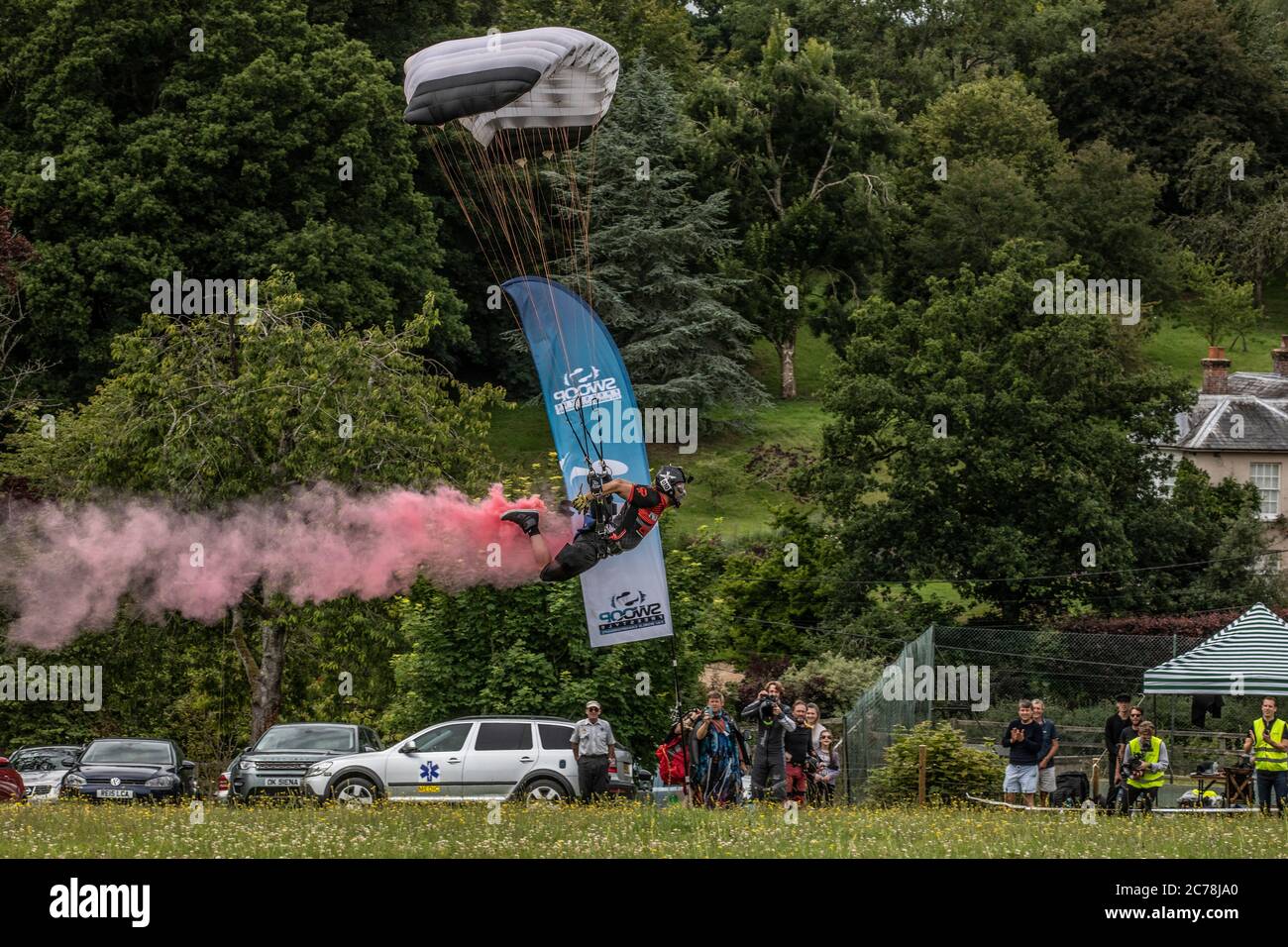 Fallschirmspringer von Wingsuited fallen im Norden Wessex Downs Teil einer Ausstellung für den Air Sports Group Experience Day in Andover, England, Vereinigtes Königreich. Stockfoto