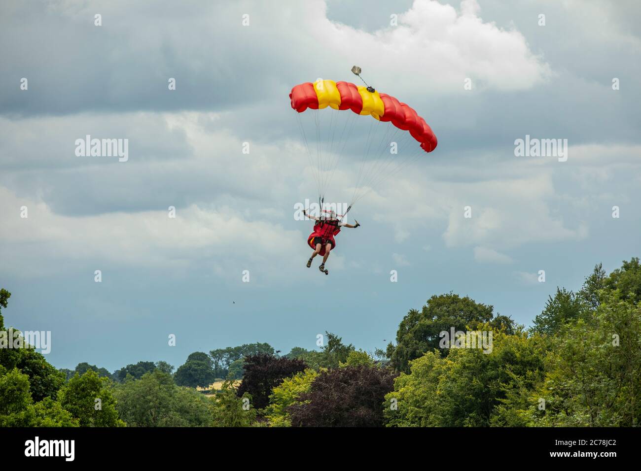 Fallschirmspringer von Wingsuited fallen im Norden Wessex Downs Teil einer Ausstellung für den Air Sports Group Experience Day in Andover, England, Vereinigtes Königreich. Stockfoto