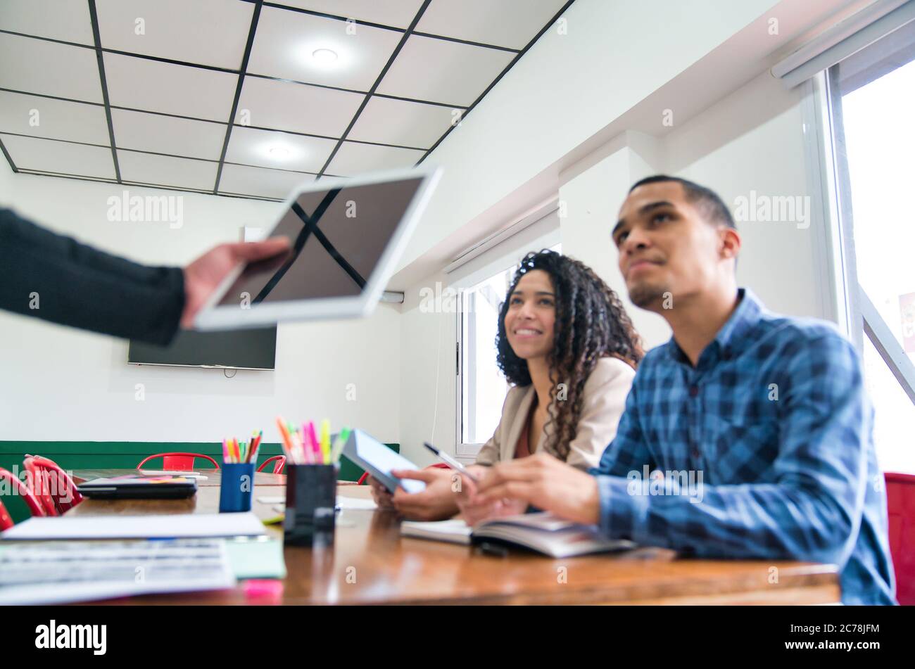 Zwei junge Kollegen folgen bei der Arbeit. Stockfoto