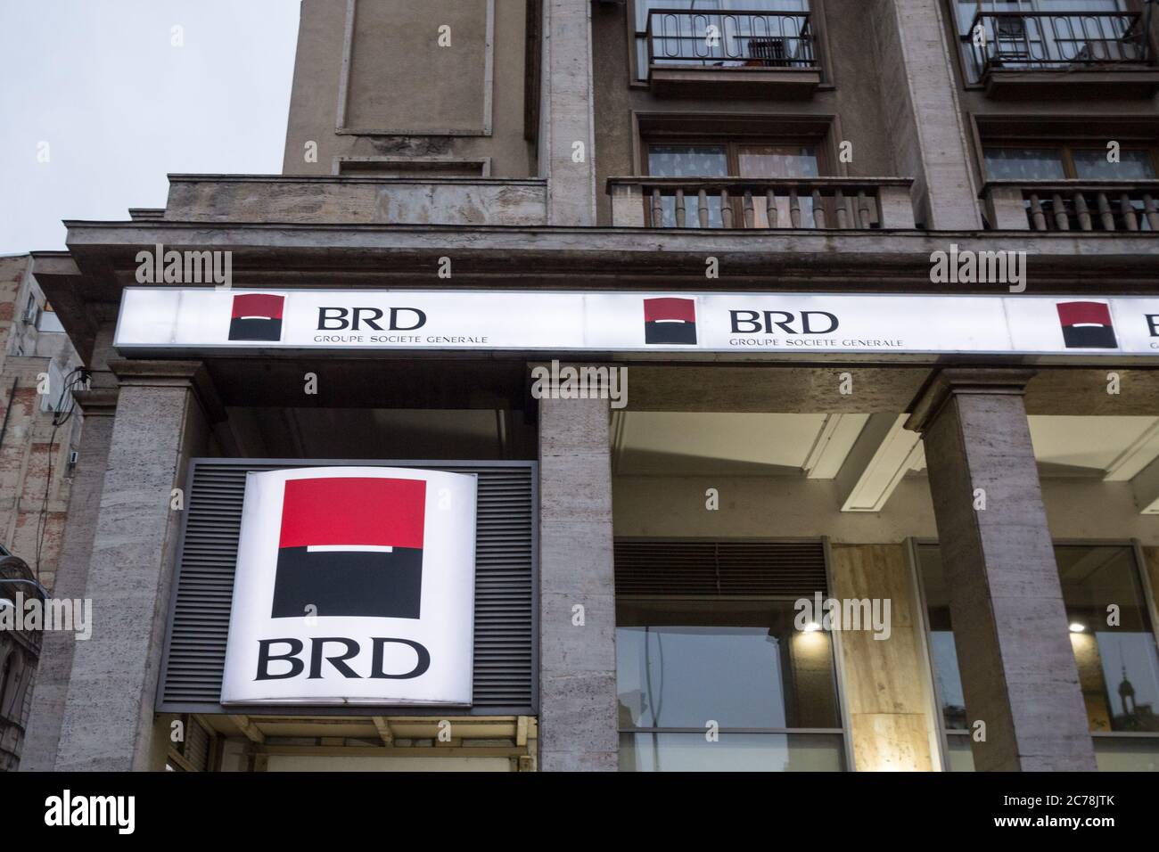 BUKAREST, RUMÄNIEN - 11. FEBRUAR 2020: BRD Bank Logo vor ihrer lokalen Bank in Bukarest. Teil der Groupe Societe Generale, ist es eine große Bank A Stockfoto