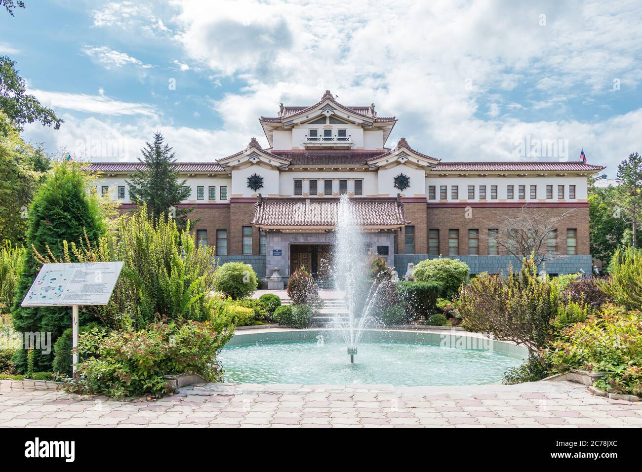 Juschno-Sachalinsk, Russland - 29. August 2019. Sachalin Regionalmuseum im japanischen Gebäude von 1932. Rund um das Gebäude ist ein malerischer Park mit Stockfoto
