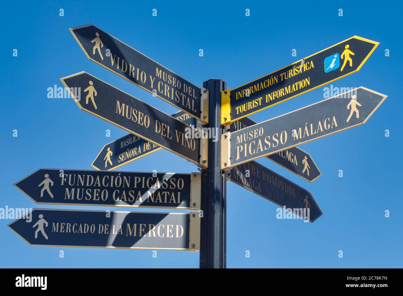 Schilder, die auf Museen, Markt und Touristeninformationen hinweisen. Malaga, Costa del Sol, Provinz Malaga, Andalusien, Südspanien. Stockfoto
