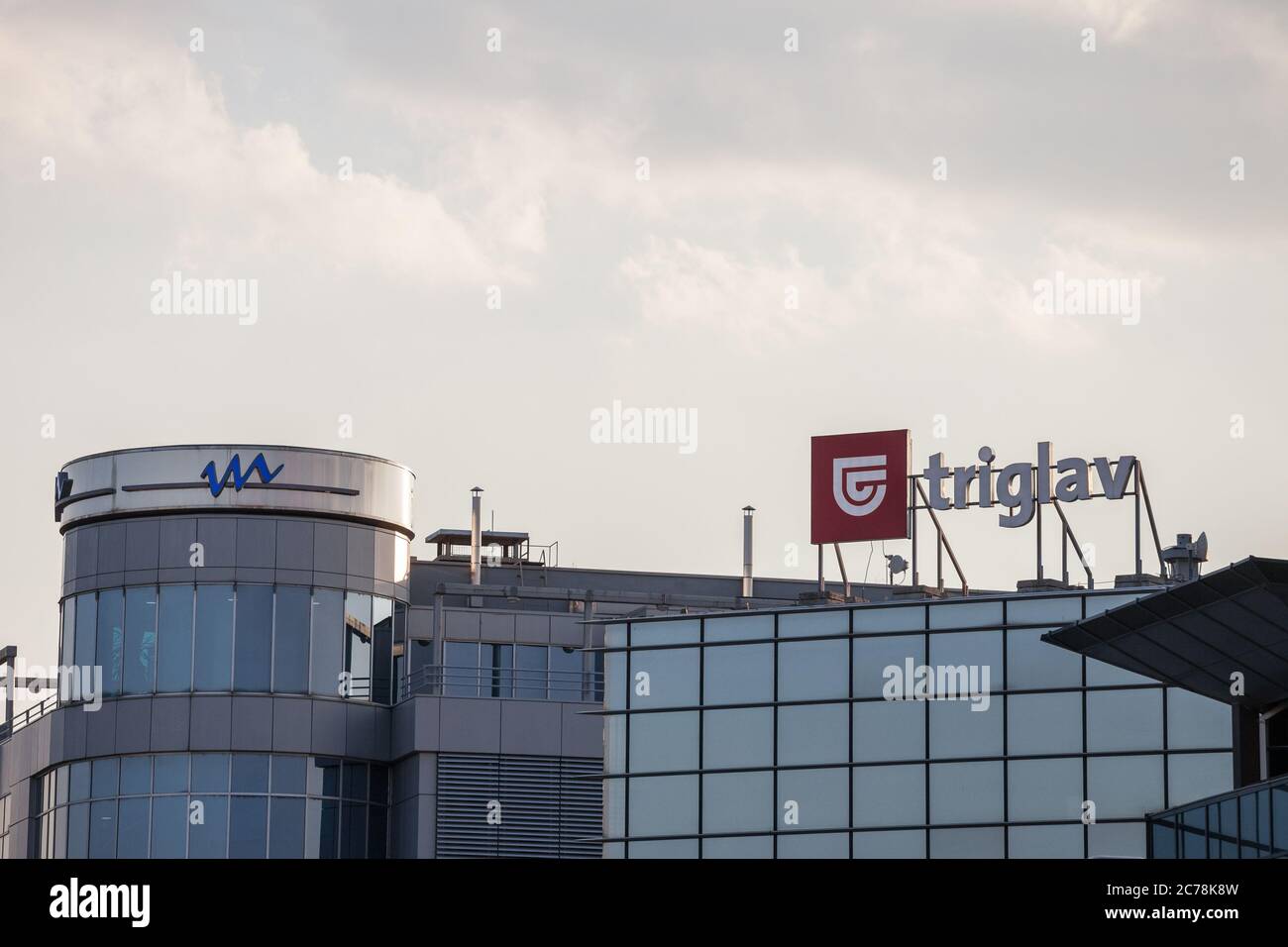 Belgrad, SERBIEN - 19. SEPTEMBER 2018: Logo des Triglav Versicherung auf ihren Sitz in Belgrad. Versicherung Triglav ist der größte slowenische c Stockfoto