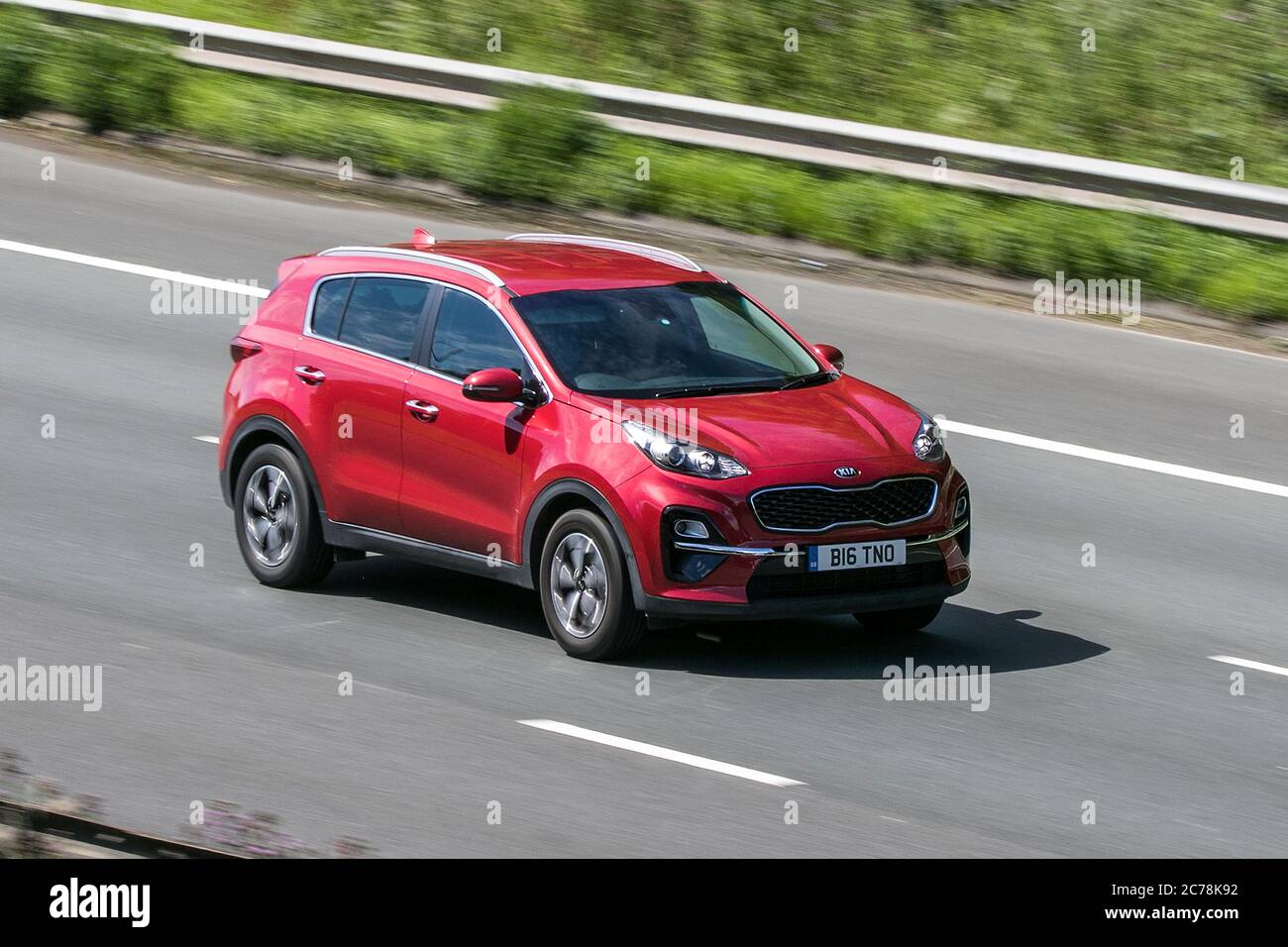 Ein Kia Sportage 4X4 SUV auf der Autobahn M6 in der Nähe von Preston in Lancashire, Großbritannien Stockfoto