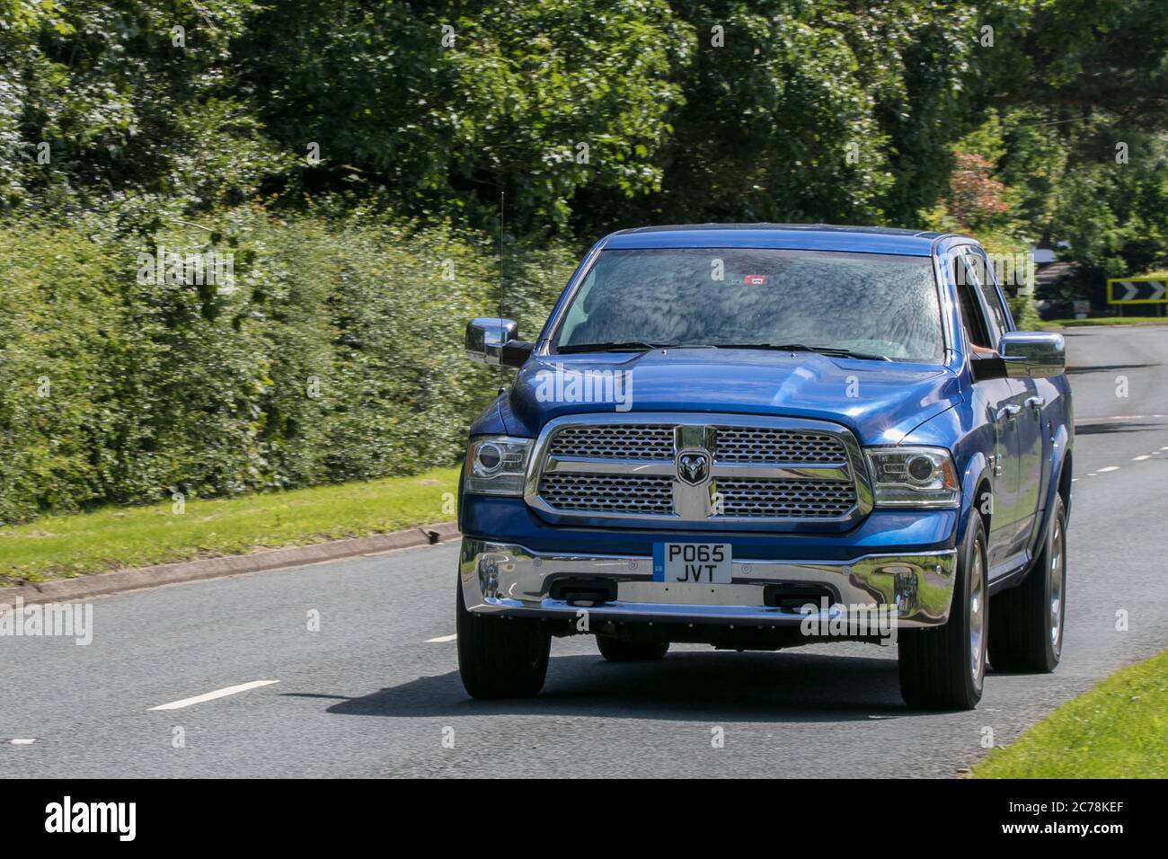 2016 Blue American Dodge Pick-up-Truck fährt in der Nähe von Preston in Lancashire, Großbritannien Stockfoto