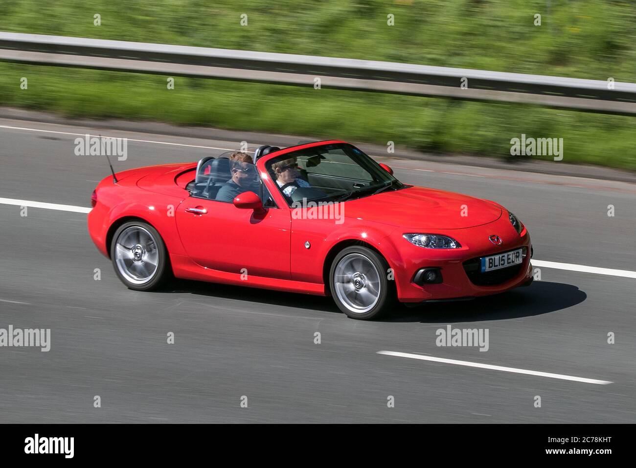 2015 Mazda MX-5 I Roadster Sport Red Car Cabrio Fahren auf der Autobahn M6 in der Nähe von Preston in Lancashire, Großbritannien Stockfoto