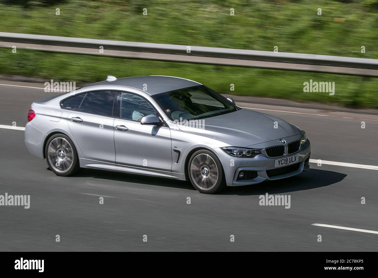 2019 Silber BMW 420D Gran Coupe M Sport A Fahren auf der M6 bei Preston in Lancashire, UK Stockfoto