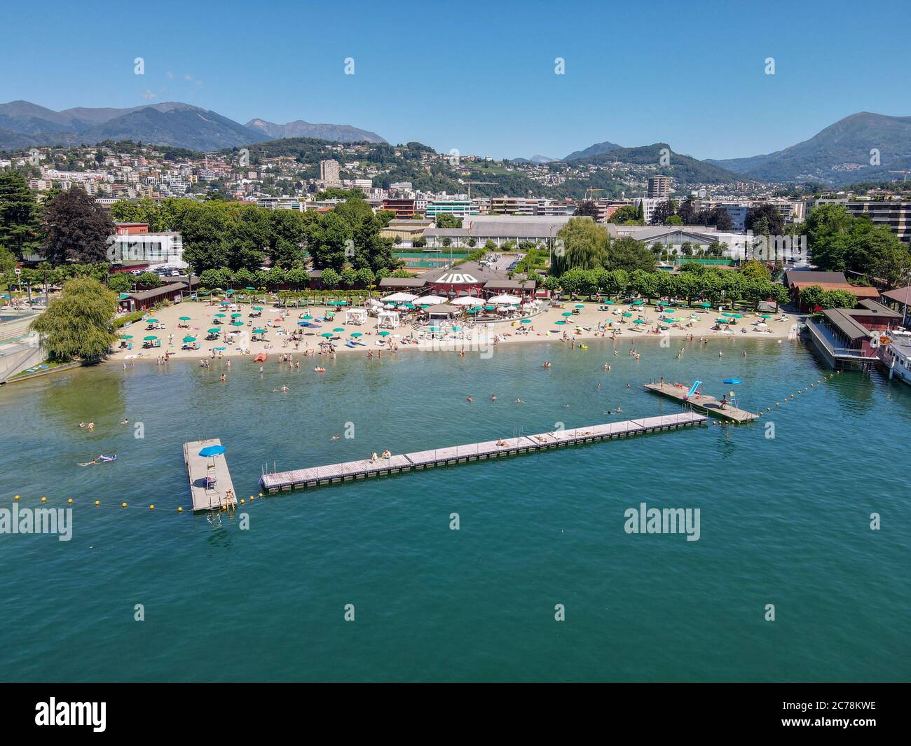 Blick auf den öffentlichen Strand von Lugano in der italienischen Schweiz Stockfoto