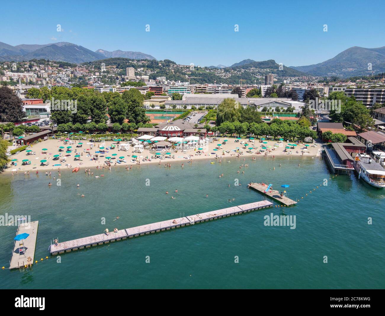 Blick auf den öffentlichen Strand von Lugano in der italienischen Schweiz Stockfoto