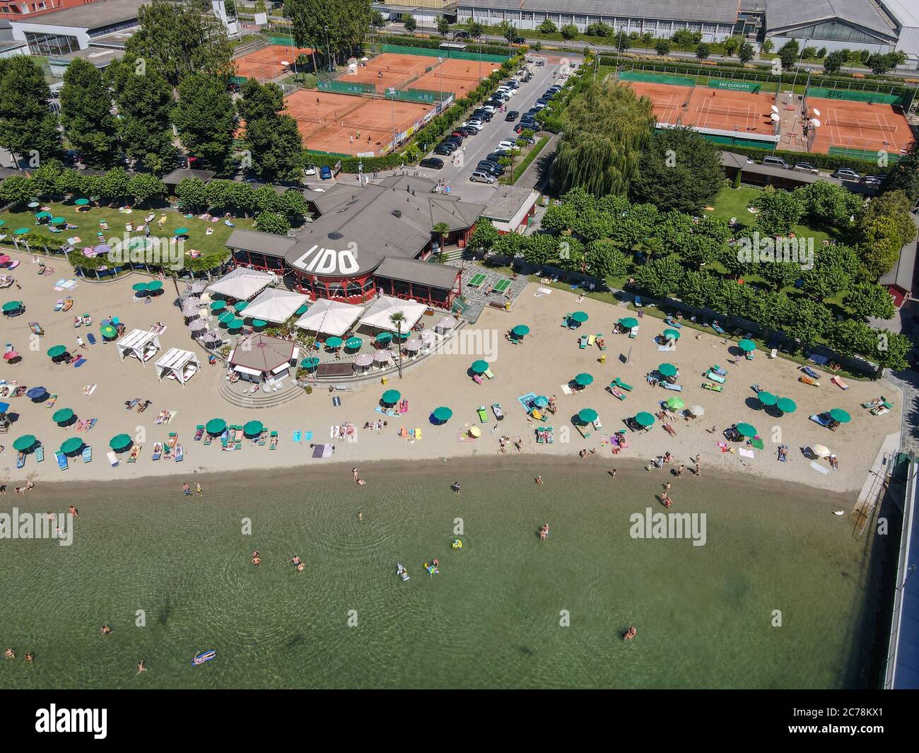 Blick auf den öffentlichen Strand von Lugano in der italienischen Schweiz Stockfoto