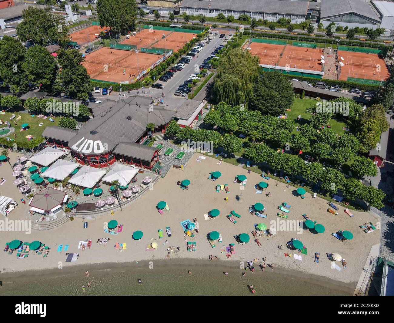 Blick auf den öffentlichen Strand von Lugano in der italienischen Schweiz Stockfoto