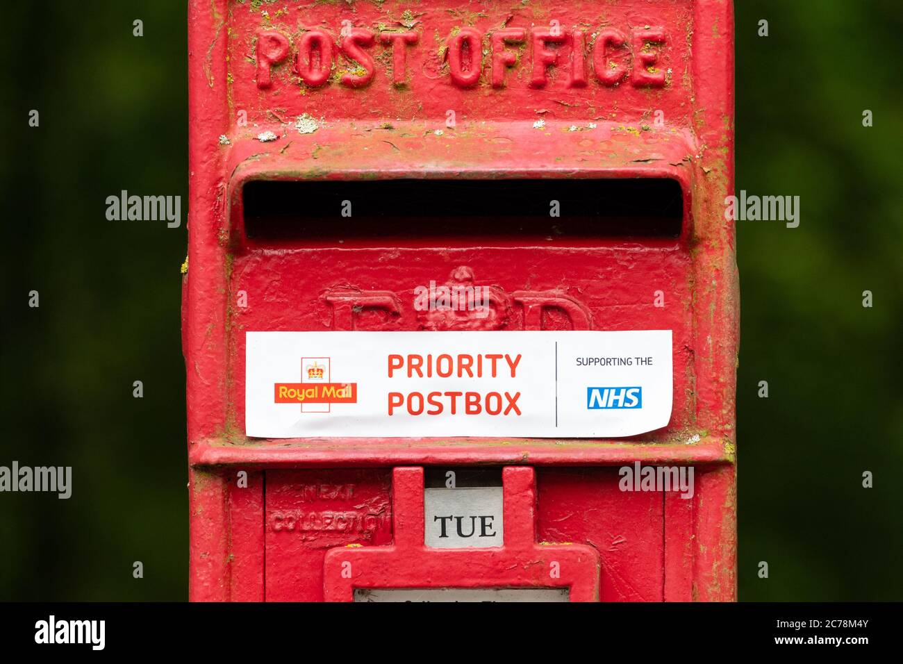 Priority Postbox Aufkleber auf Royal Mail Postbox zur Veröffentlichung von Coronavirus-Tests, England, UK Stockfoto