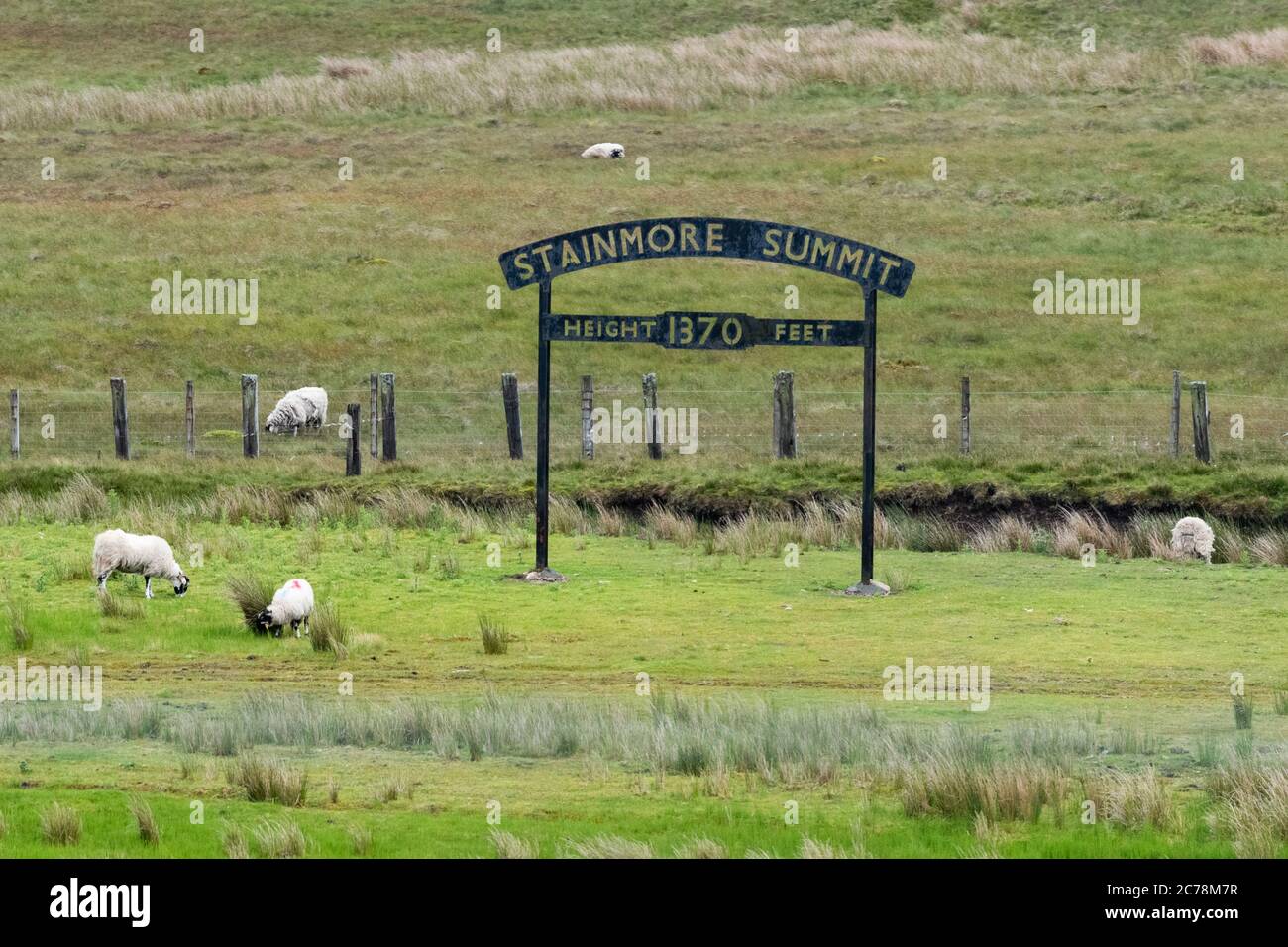 Stainmore Summit Schild von der A66 aus gesehen, Stainmore, Pennines, England, Großbritannien Stockfoto