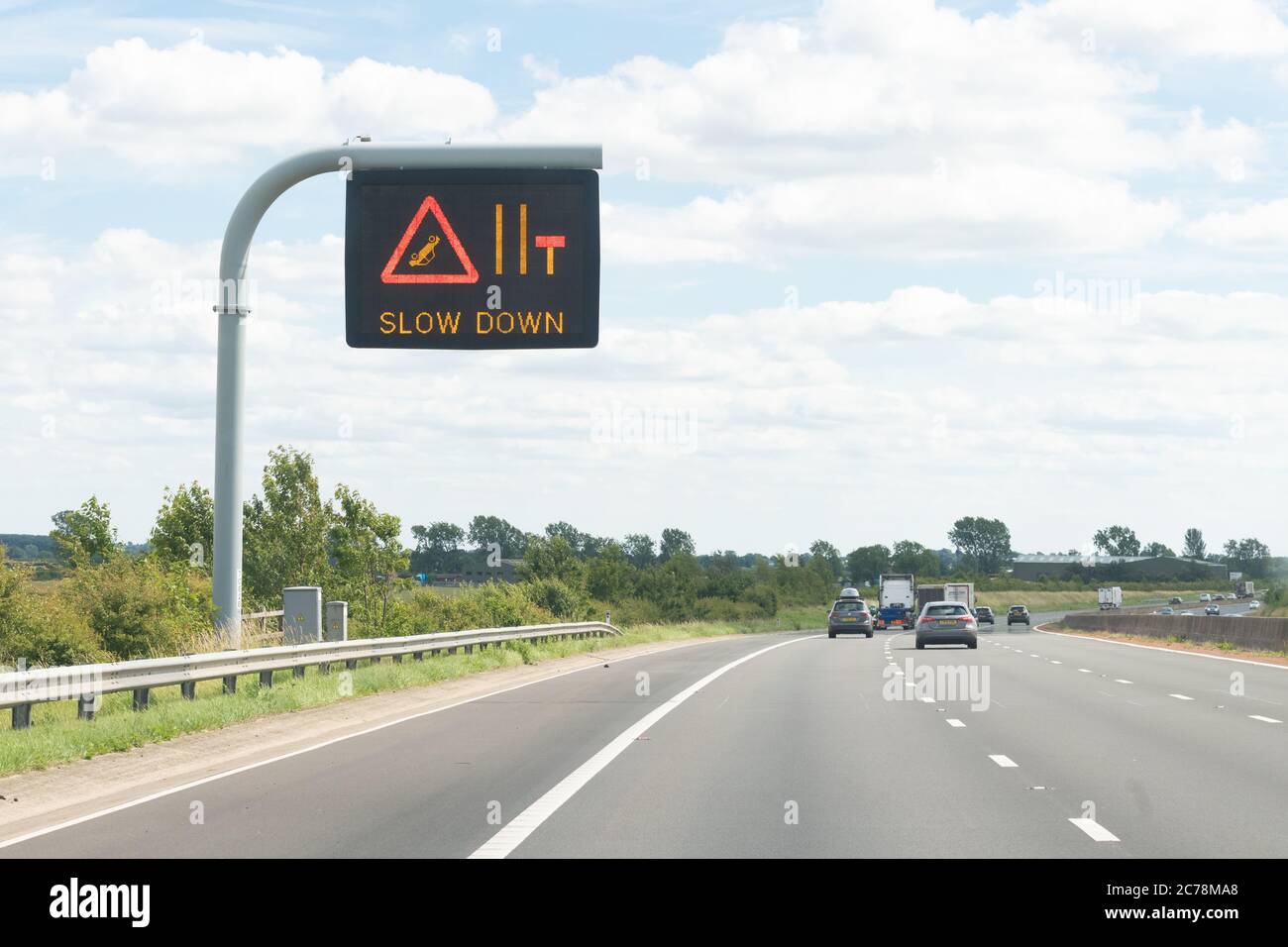 Slow Down geschlossene Spur wegen eines Unfalls Variable Message Schild auf der UK Autobahn Stockfoto