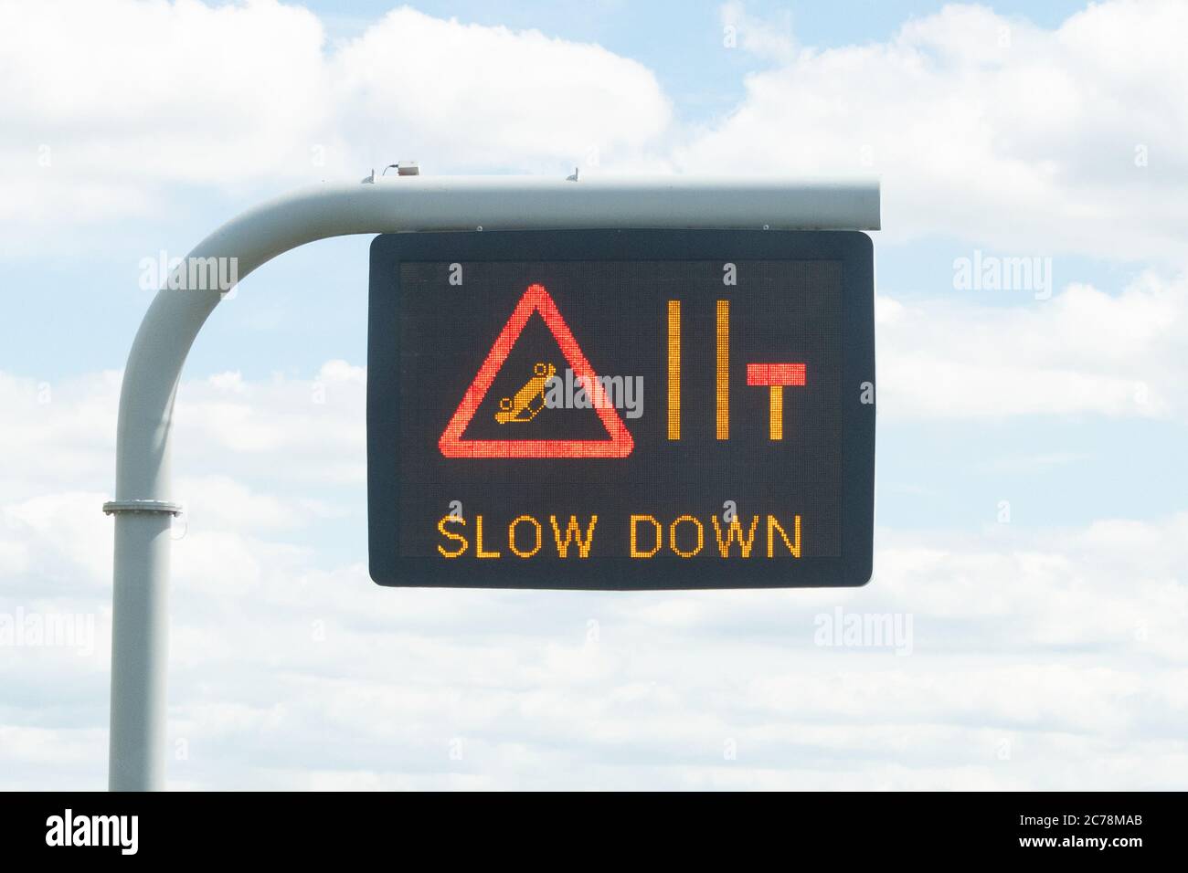 Slow Down geschlossene Spur wegen eines Unfalls Variable Message Schild auf der UK Autobahn Stockfoto