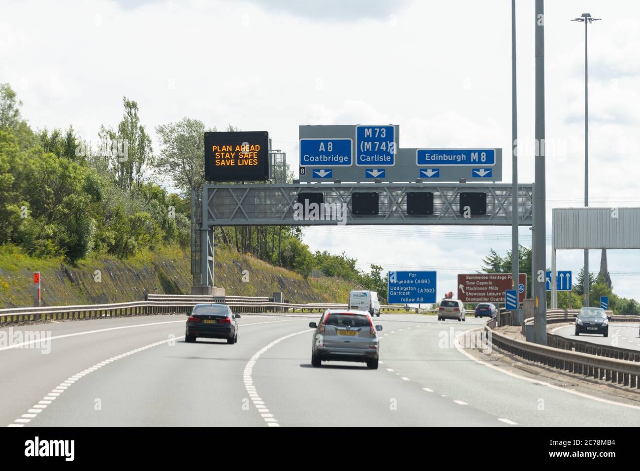 Plan ahead Stay Safe Save Lives Variable Nachricht Zeichen auf M8 Autobahn Glasgow, Schottland, Großbritannien während Coronavirus Pandemie Lockerung Lockerung Stockfoto