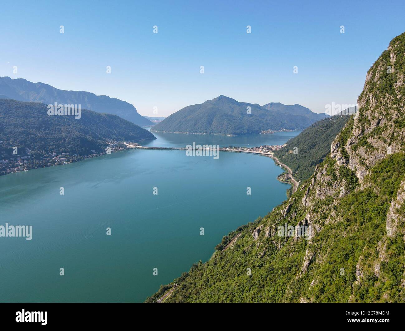 Luftaufnahme des Luganersees mit Damm und St. Giorgio auf der Schweiz Stockfoto