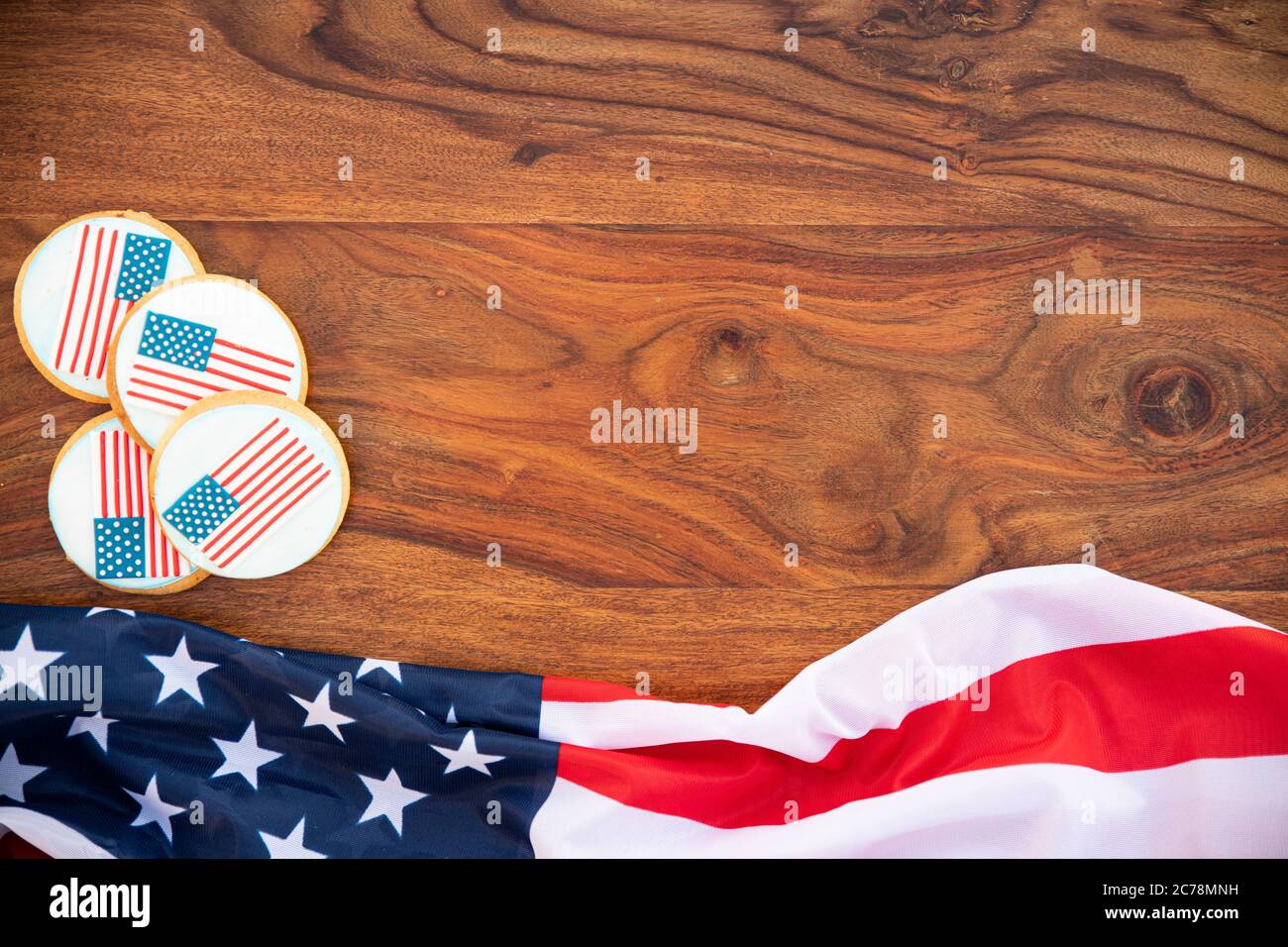Amerikanische Flagge und Kekse auf einem alten Holztisch für Hintergrund Stockfoto
