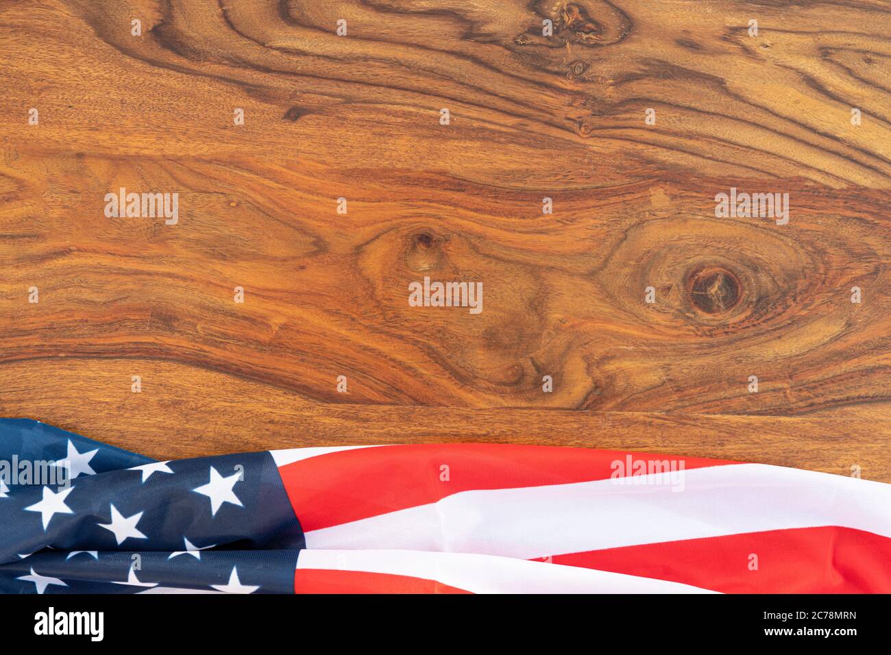 Holztisch mit einer amerikanischen Flagge auf dem Hintergrund Stockfoto