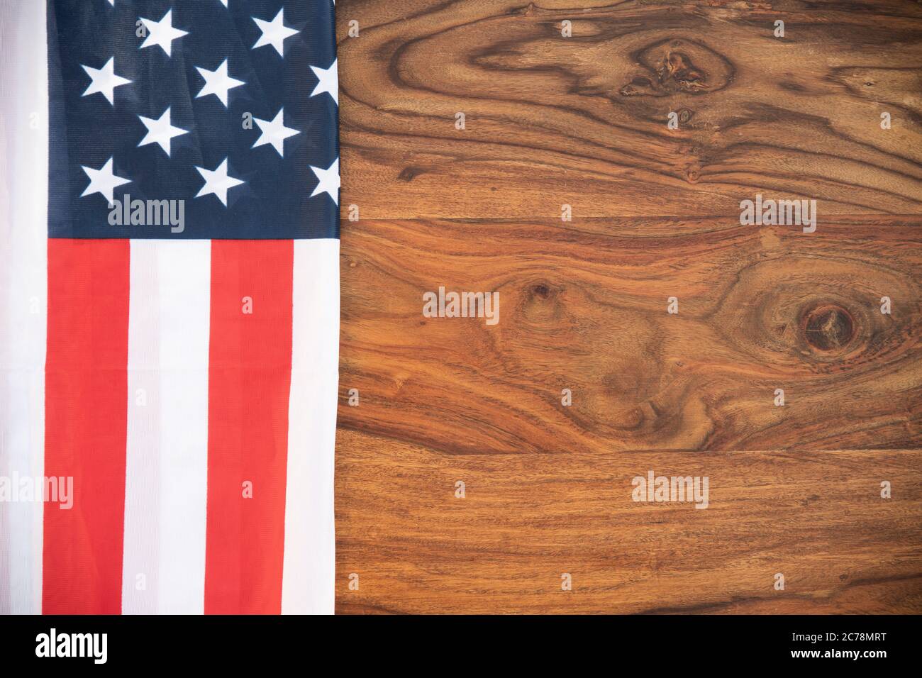 Alte Holztisch mit einer amerikanischen Flagge auf sie für Hintergrund Stockfoto