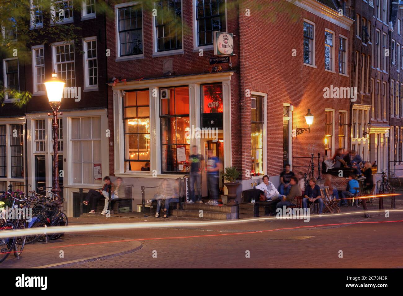 Sommerabende im Amsterdamer Grachtenviertel mit Foucus in einer bei jungen Leuten beliebten Lounge-Bar. Stockfoto