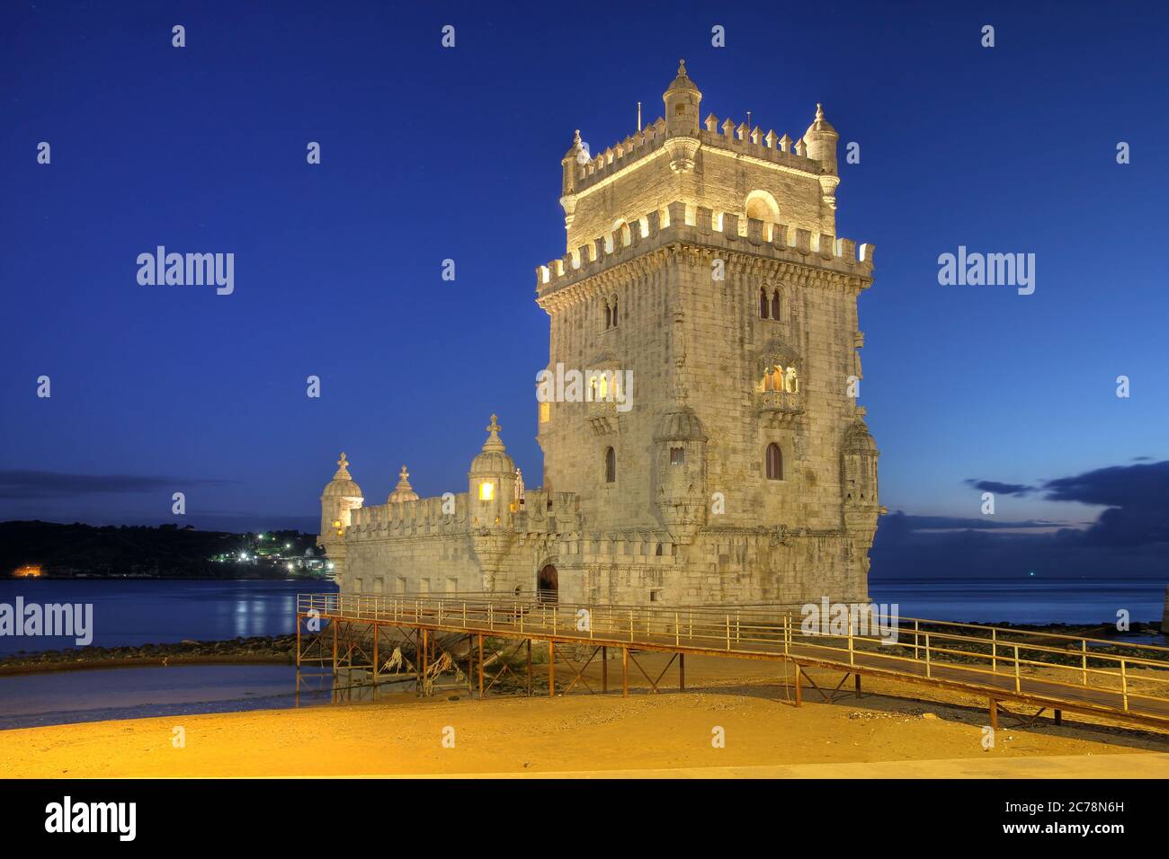 Der Belem Turm (Torre de Belem) ist eine von Manuel I im Jahre 1521 erbaute Festung, die sich mitten im Fluss Tejo in Belem, etwas außerhalb der Stadt Lissabon, befindet. Stockfoto