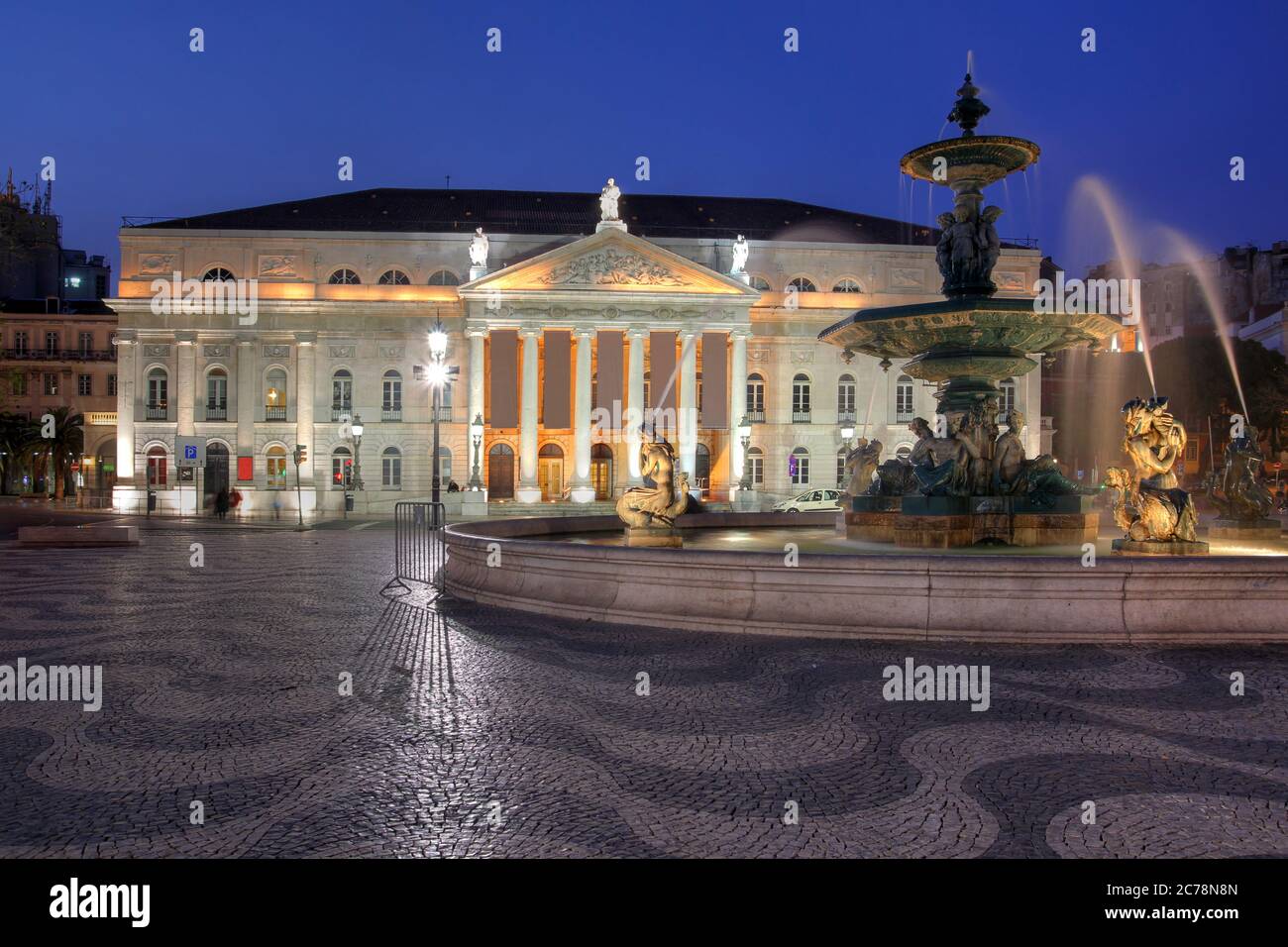 Nationaltheater 'Dona Maria II' am Rossio-Platz, Lissabon, Portugal bei Nacht. Stockfoto