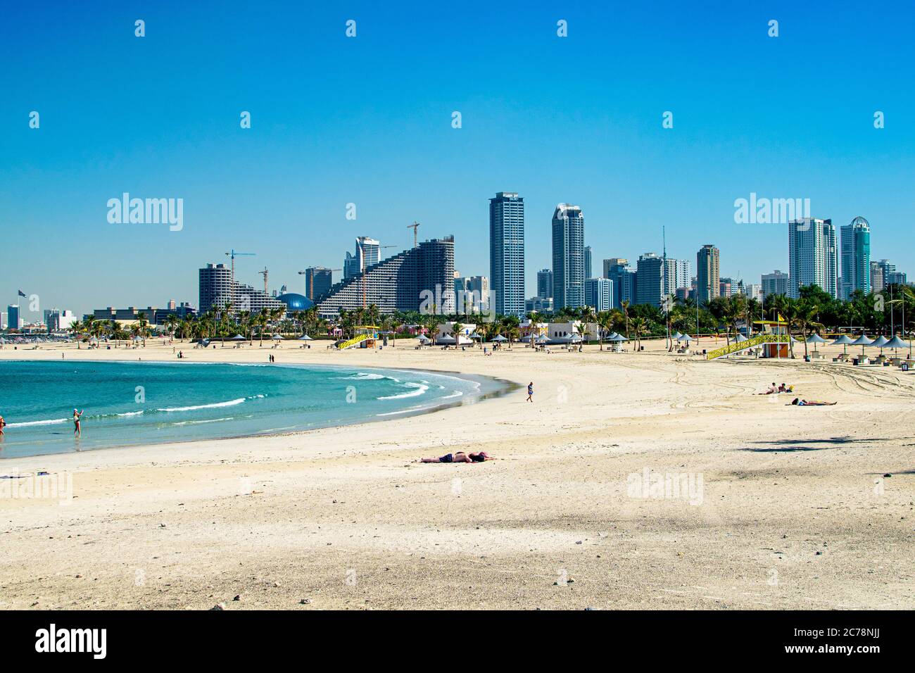 Dubai, Vereinigte Arabische Emirate 16. Januar 2020: Schöner öffentlicher Strand mit türkisfarbenem Wasser an der Küste des Persischen Golfs, Dubai. Stockfoto