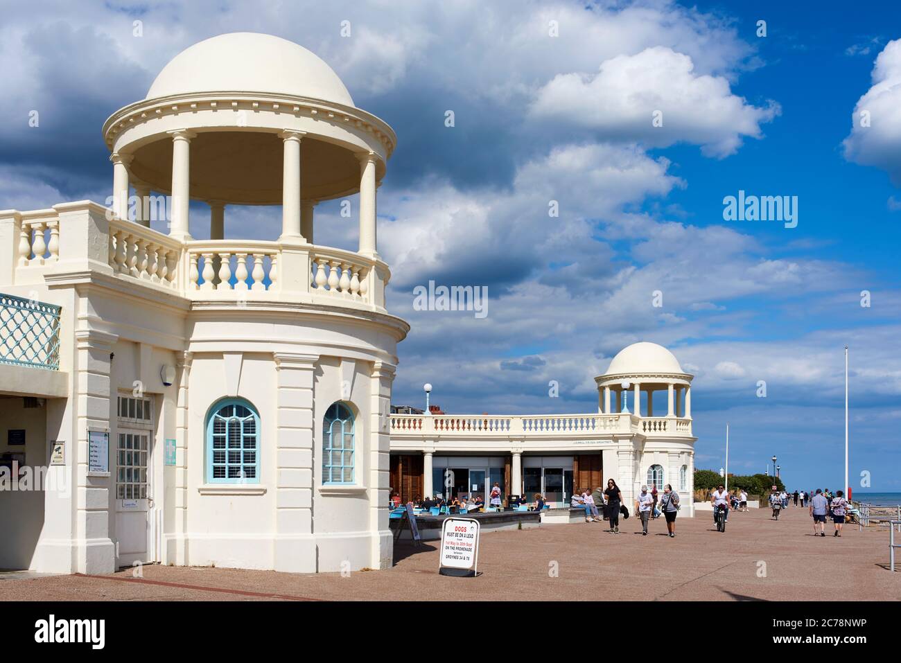 Die Strandpromenade von Bexhill-on-Sea, East Sussex, Großbritannien, mit Kuppeln und Fußgängern an der Promenade Stockfoto