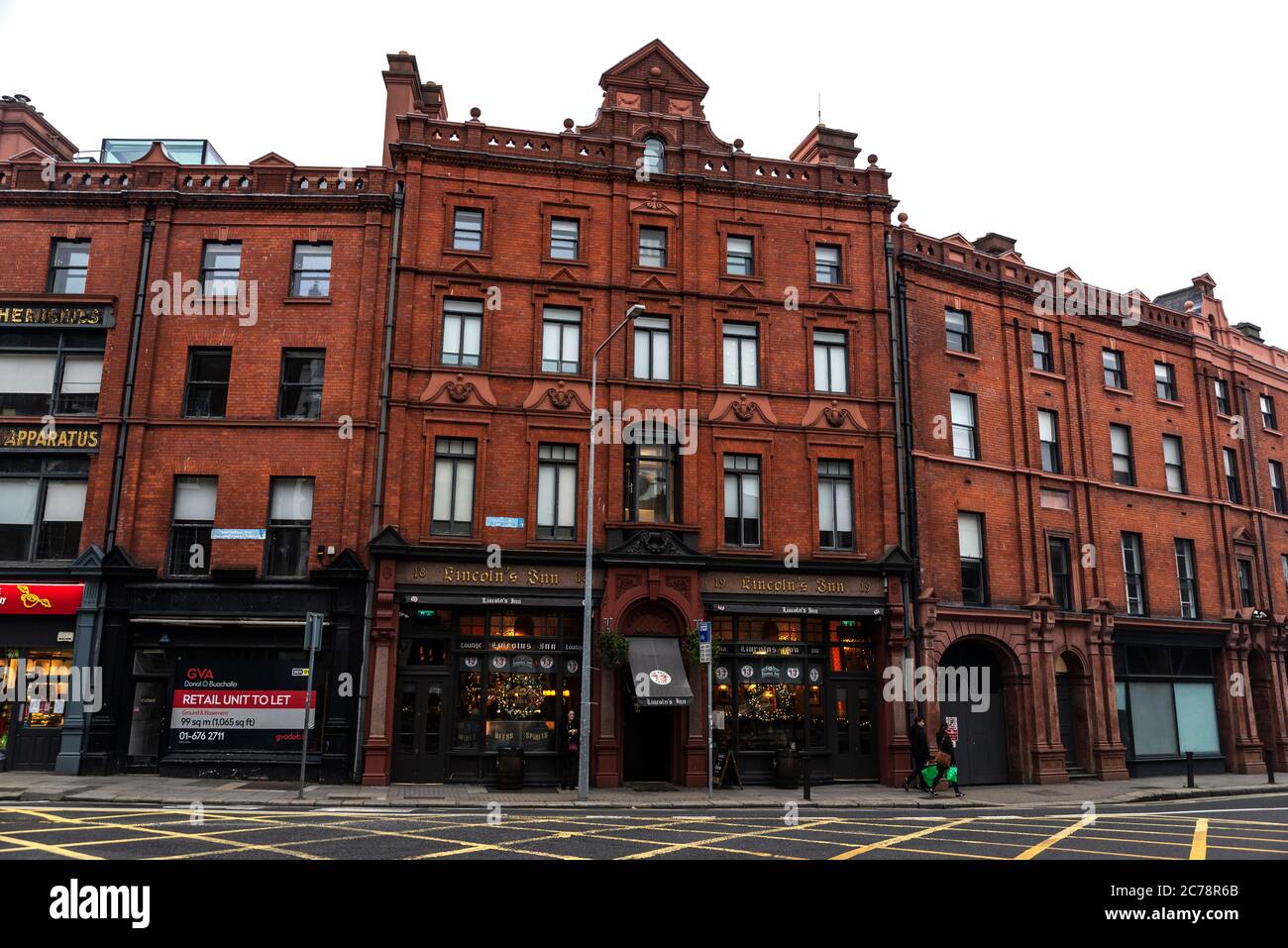 Dublin, Irland - 30. Dezember 2019: Einkaufsstraße mit Restaurants, irischen Pubs, Geschäften und Menschen im Zentrum von Dublin, Irland Stockfoto