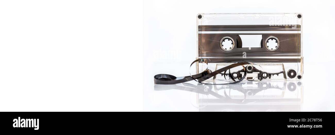 Transluzente Audiokassettenkassette isoliert auf weißem Panoramafenster Stockfoto
