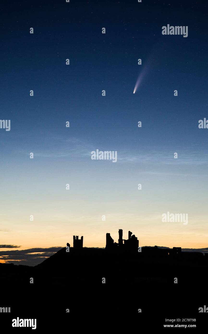 Komet Neowise über Dunstanburgh Castle in Northumberland, Großbritannien Stockfoto