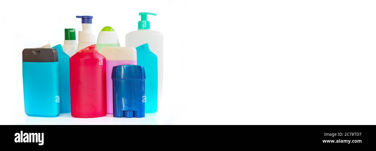 Sammlung von bunten Plastikflaschen und Behältern von Hygieneprodukten auf weißem Hintergrund Stockfoto