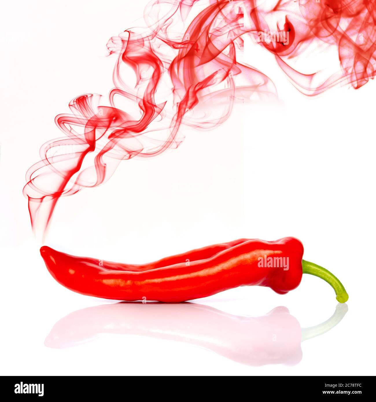 Rote Chili-Pfeffer isoliert auf weißem Hintergrund mit rotem Rauch Stockfoto