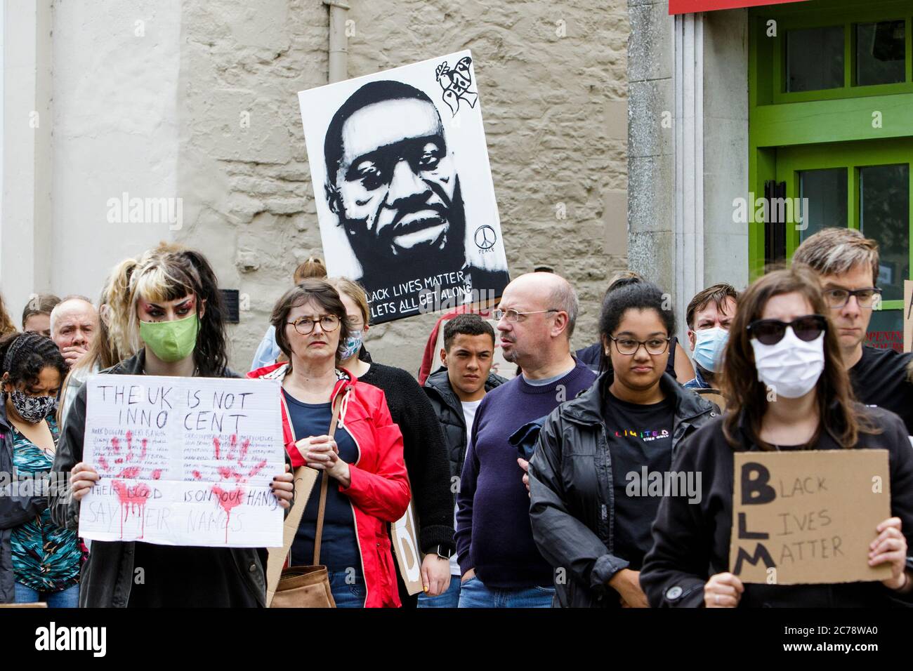 Chippenham, Wiltshire. 20-06-2020.BLM-Demonstranten halten Plakate während einer Protestkundgebung von Black Lives Matter auf dem Marktplatz der Stadt hoch. Stockfoto