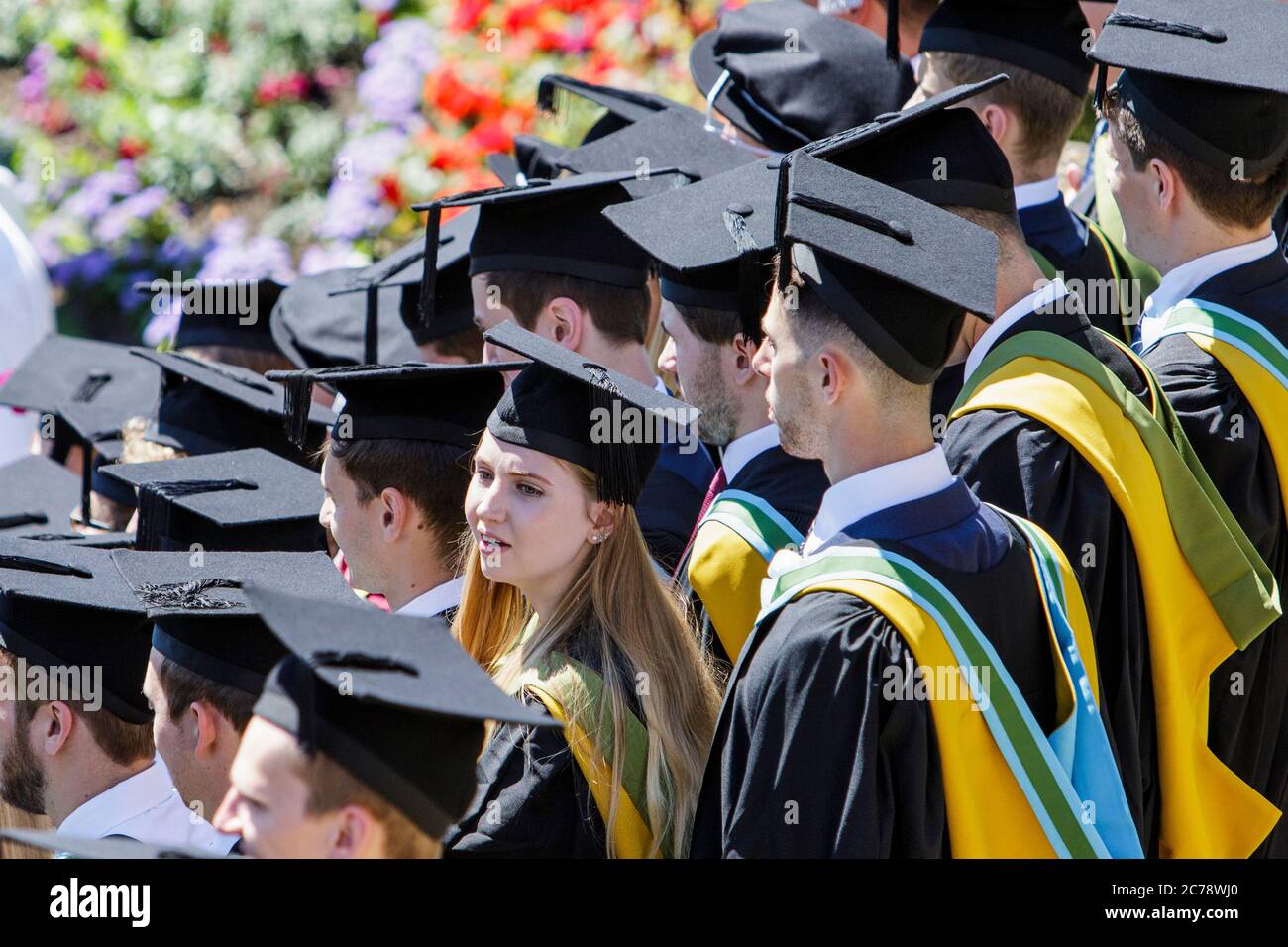Studenten der Universität Bath bei ihrer Abschlussfeier werden abgebildet, während sie warten, bis sie ihr Abschlussfoto gemacht haben. Juli 2017. Stockfoto