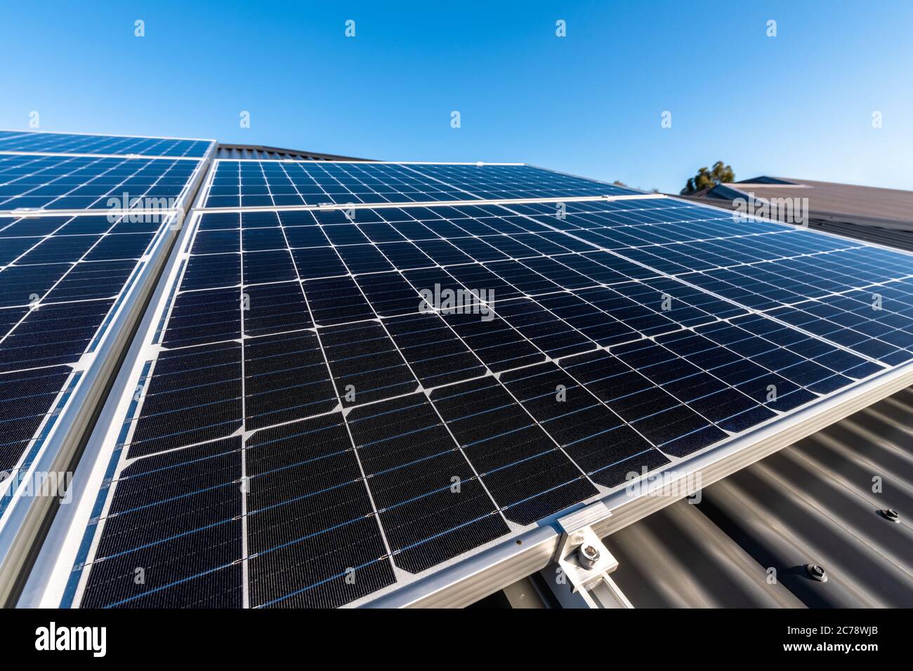 Neue Solarmodule auf dem Hausdach in Südaustralien installiert Stockfoto