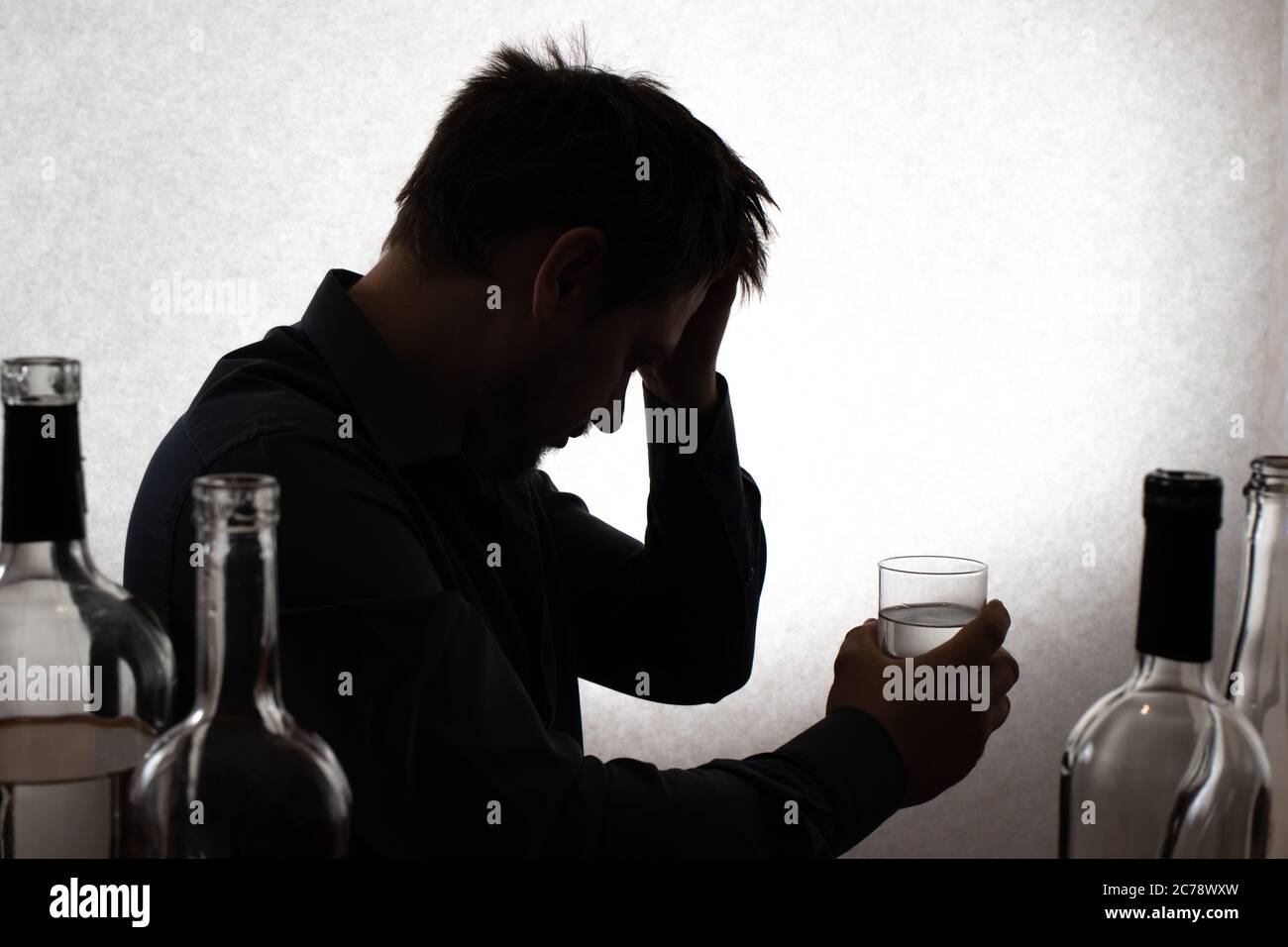 Ein Mann und ein Glas Wodka. Alkoholismus, Alkoholabhängigkeit, Delirium tremens. Stockfoto