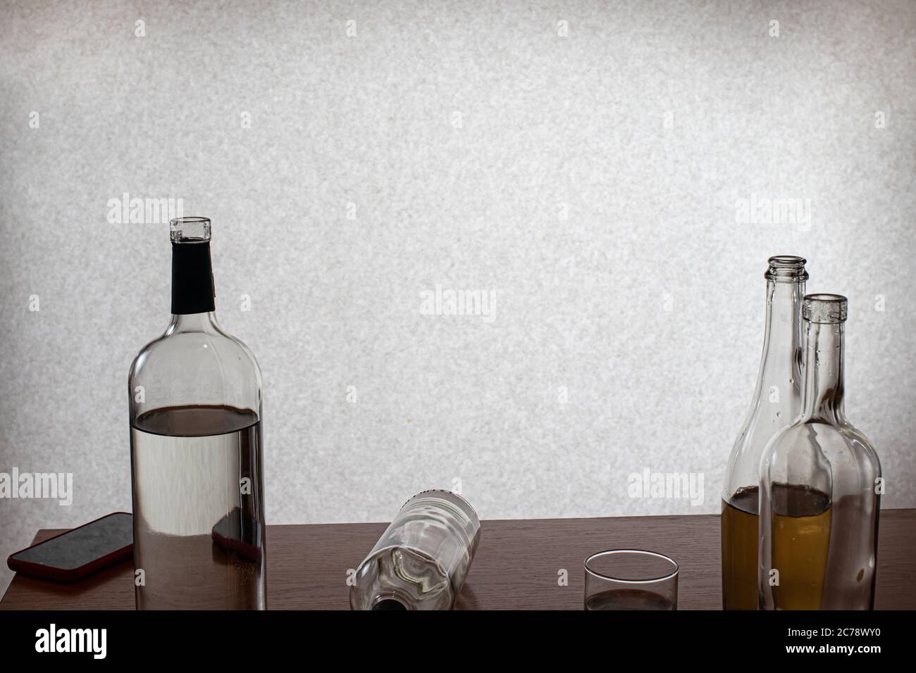Leere Wodka-Flaschen. Alkoholismus ist ein soziales Problem. Depression, Alkoholentzug und Abhängigkeit. Stockfoto