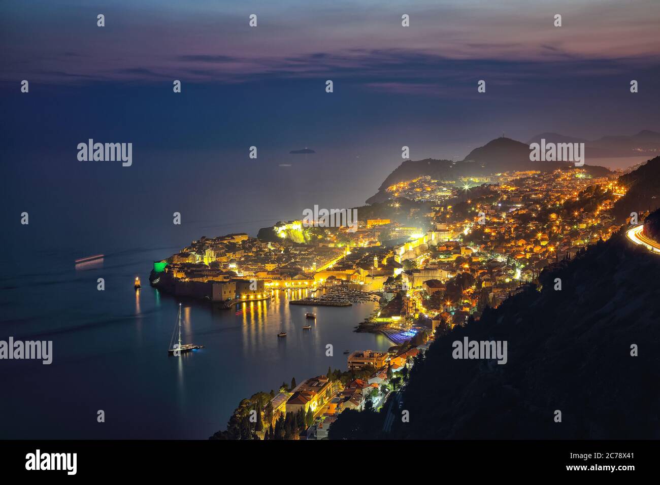 Luftpanorama der Altstadt von Dubrovnik in schöner Abenddämmerung bei Dämmerung. Lage: Dubrovnik, Dalmatien, Kroatien, Europa Stockfoto