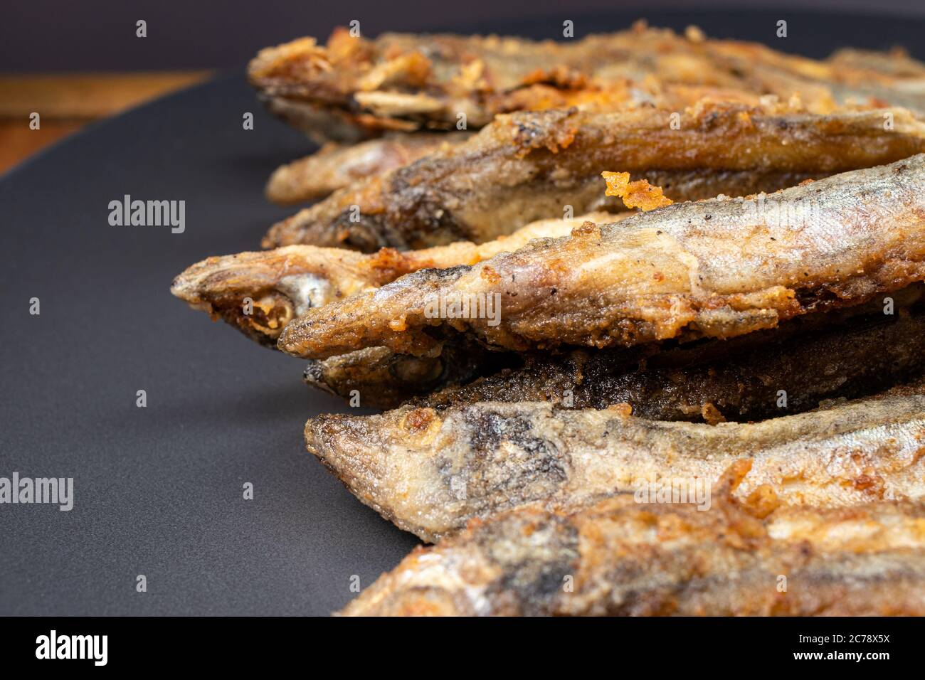 Gebratener Speerfisch. Kleiner Fisch, in Pflanzenöl in einer Pfanne gebraten. Stockfoto