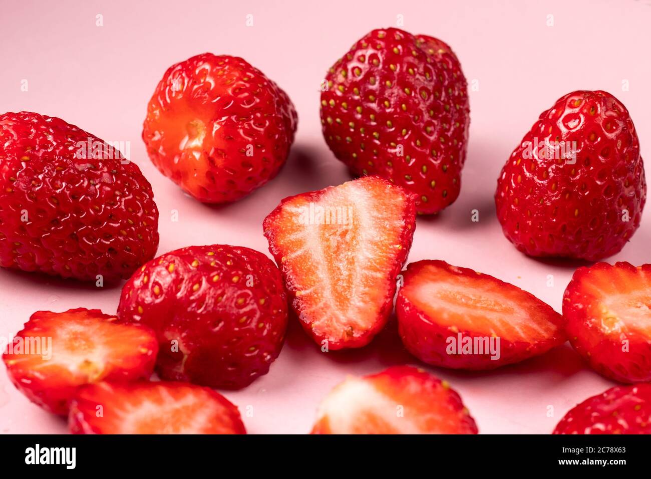 Erdbeeren auf rosa Hintergrund. Rote süße Beeren. Stockfoto