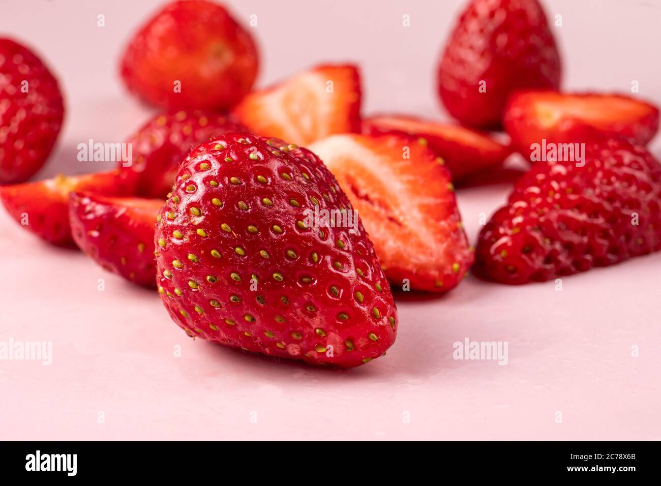 Erdbeeren auf rosa Hintergrund. Rote süße Beeren. Stockfoto