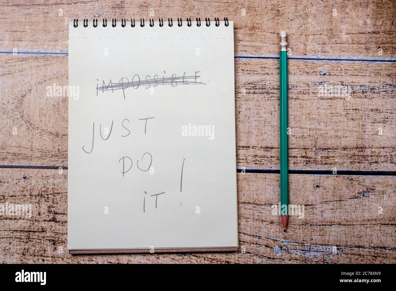 Notizblock und Bleistift, Beschriftung einfach tun. Zitat über Erfolg und Zielerreichung in Wirtschaft und Leben. Stockfoto