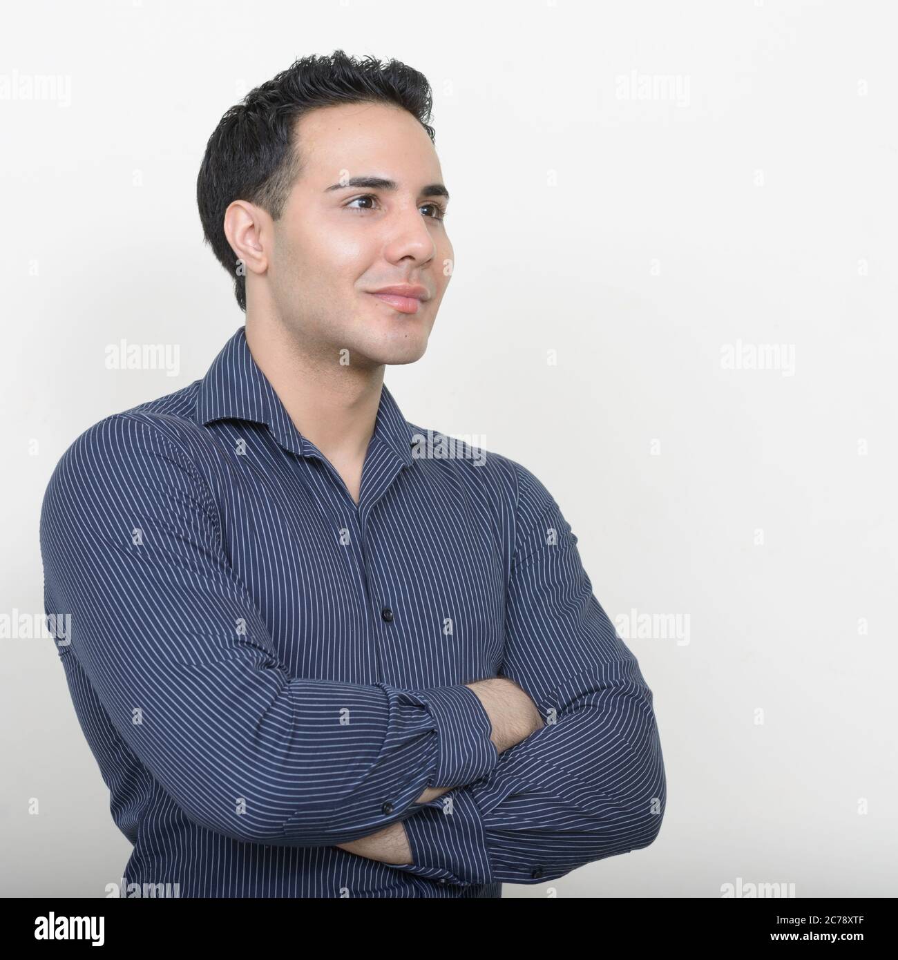 Porträt der jungen Hübschen Geschäftsmann vor weißem Hintergrund Stockfoto