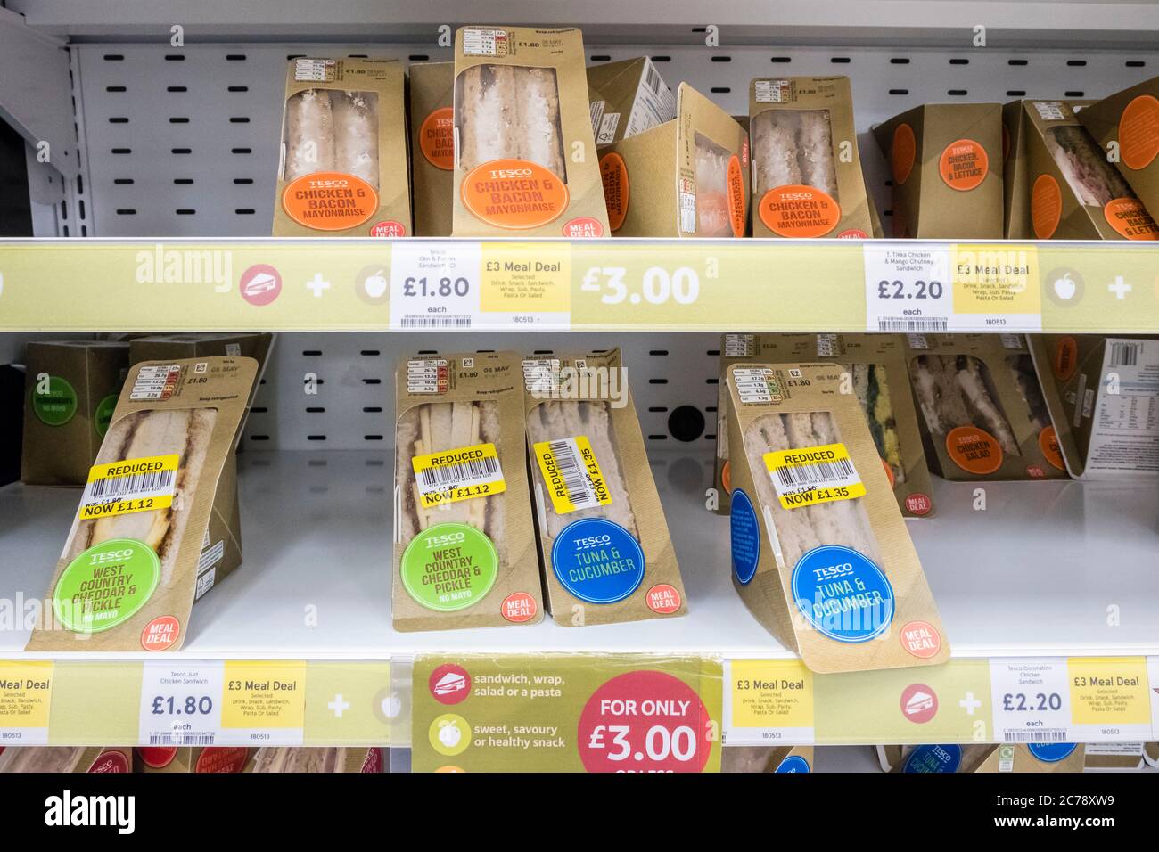 Reduzierte Mahlzeit Deal Sandwiches zum Verkauf in einem Tesco Supermarkt Kühlschrank. Stockfoto