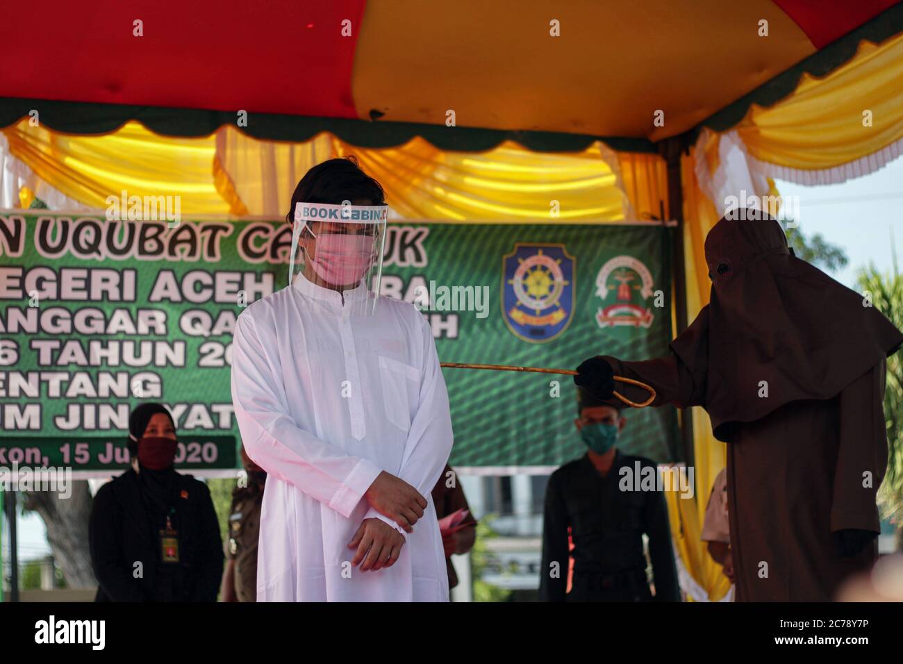 Aceh, Indonesien. Juli 2020. Ein muslimischer Mann mit Gesichtsschutz, der wegen Verletzung des islamischen Scharia-Gesetzes ausgepeitscht wurde, hat am Mittwoch, den 15 2020. Juli, zwei Jungen im Bezirk Nord-Aceh in der Provinz Aceh sexuell missbraucht. Ein Mensch, der gegen das islamische Recht verstößt, wurde mit 74 Peitschenhieben verurteilt. Aceh ist eine der Provinzen mit der größten muslimischen Mehrheit der Bevölkerung in der Welt, die islamische Scharia Gesetz und Menschen können von verschiedenen Verletzungen, einschließlich Ehebruch, Jarimah, Glücksspiel und Alkohol zu trinken ausgepeitscht werden. (Foto von Aziz Abdi/INA Photo Agency/Sipa USA) Quelle: SIPA USA/Alamy Live News Stockfoto